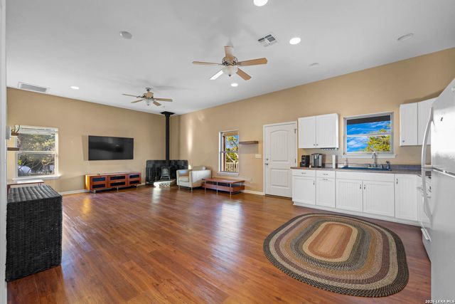 326 RIVER VALLEY RD, Ingram, TX 78025