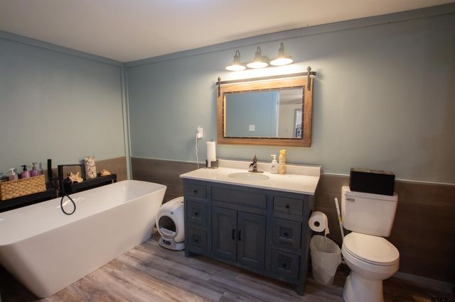 2761 Oak Trail Shores Dr, Chandler, TX 75758