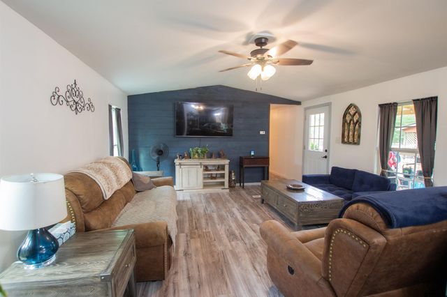 2761 Oak Trail Shores Dr, Chandler, TX 75758