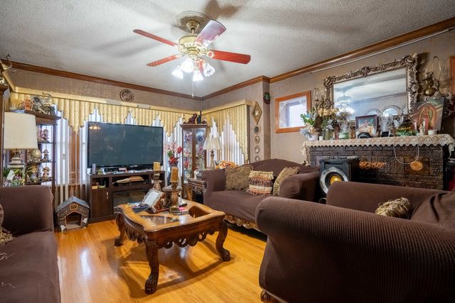 4830 W Oakdale Avenue, Chicago, IL 60641