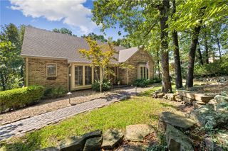 2832 Hyland Park Road, Fayetteville, AR 72701