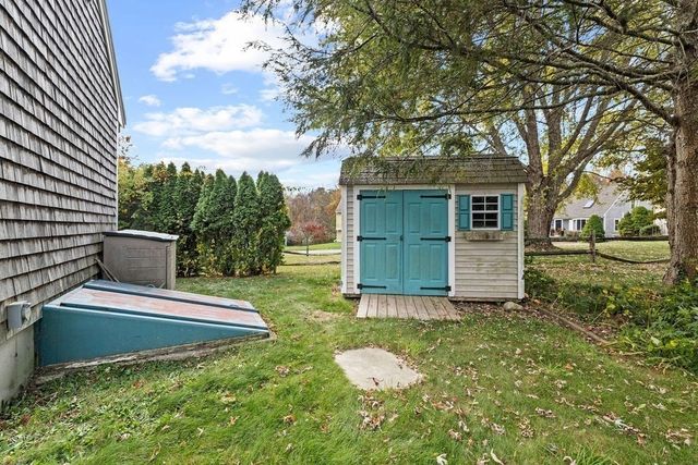 29 Elizabeth Ct, Dartmouth, MA 02747