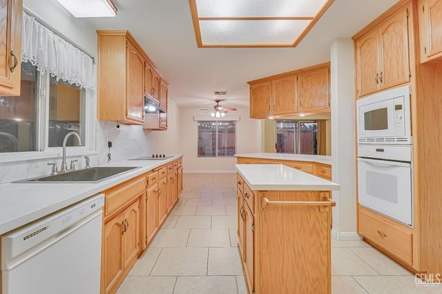 9808 Blackfoot Drive, Bakersfield, CA 93312