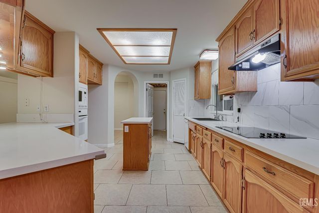 9808 Blackfoot Drive, Bakersfield, CA 93312