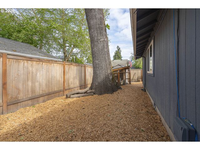 209 E NORTH St, Newberg, OR 97132