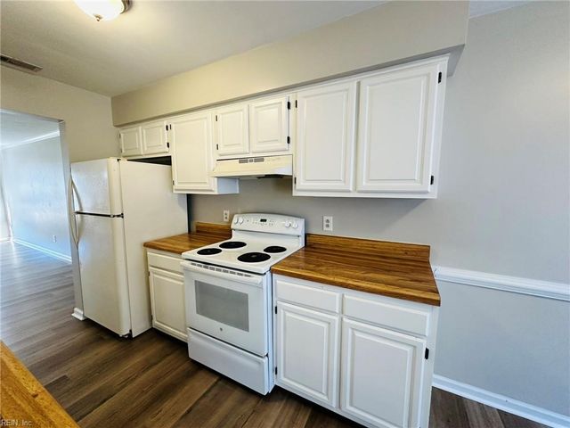 228 Windbrooke LN, Virginia Beach, VA 23462