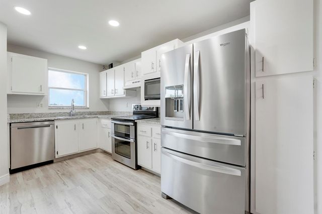 3951 Via Poinciana 512, Lake Worth, FL 33467