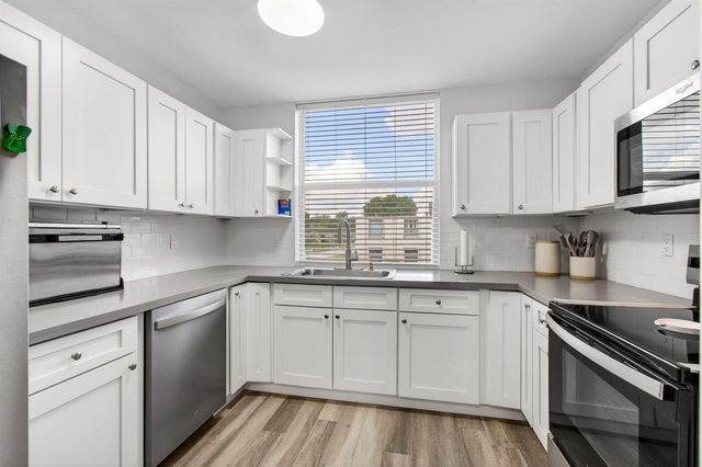 9 Willowbrook Lane 208, Delray Beach, FL 33446