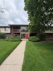801 Garden Circle 6, Streamwood, IL 60107