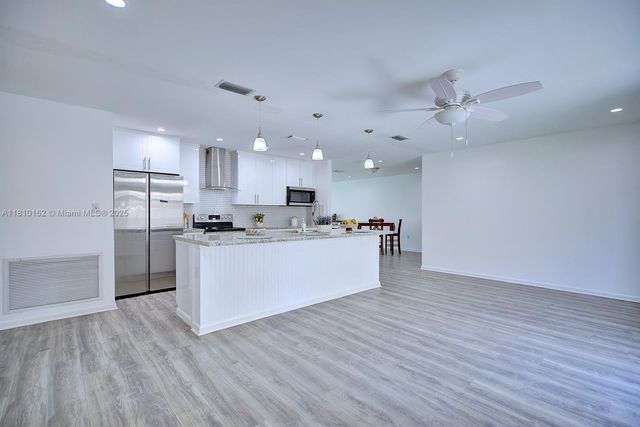 100 HONEYSUCKLE LN, Lake Placid, FL 33852