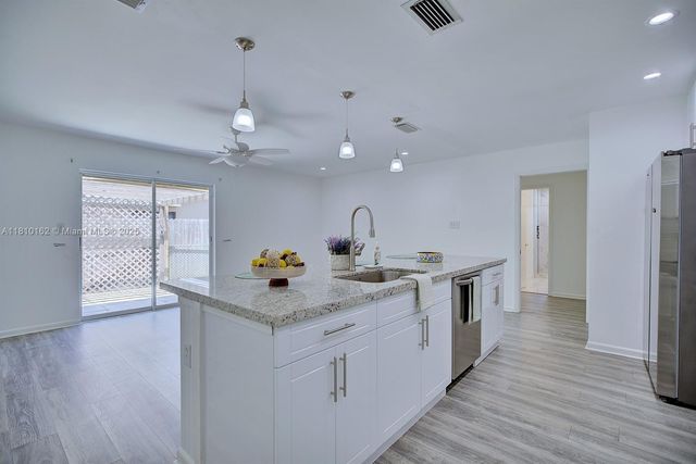 100 HONEYSUCKLE LN, Lake Placid, FL 33852