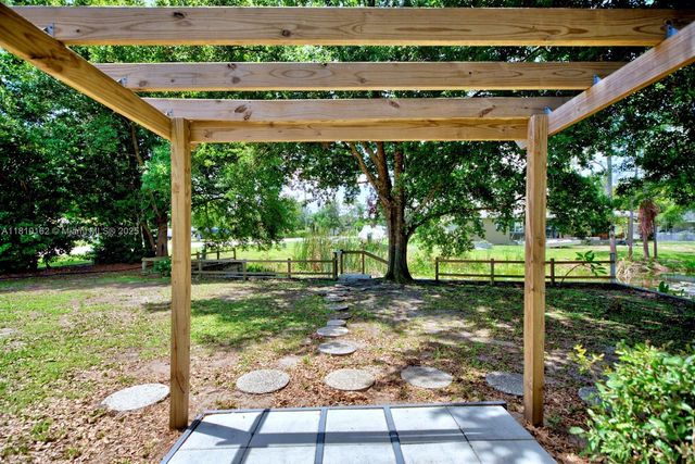 100 HONEYSUCKLE LN, Lake Placid, FL 33852