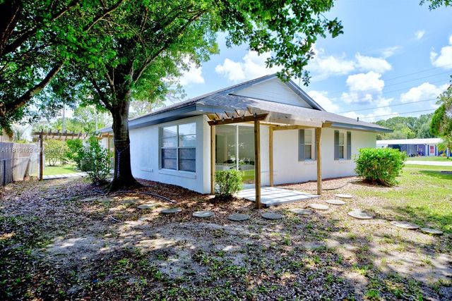 100 HONEYSUCKLE LN, Lake Placid, FL 33852