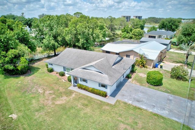 100 HONEYSUCKLE LN, Lake Placid, FL 33852