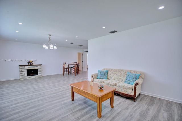 100 HONEYSUCKLE LN, Lake Placid, FL 33852
