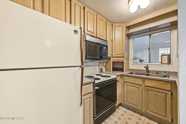 974 N Camino Las Solanas, Tucson, AZ 85710