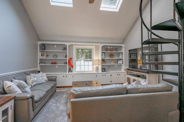 10 Melba Drive, Hudson, NH 03051