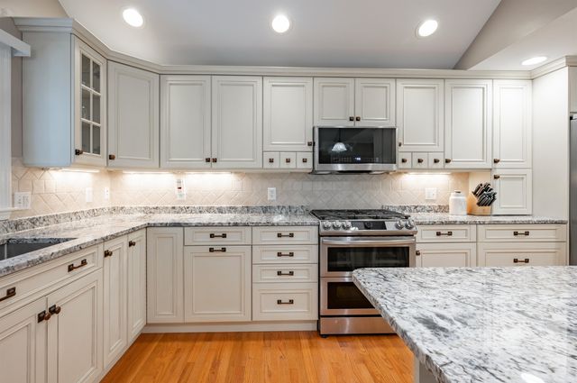 10 Melba Drive, Hudson, NH 03051