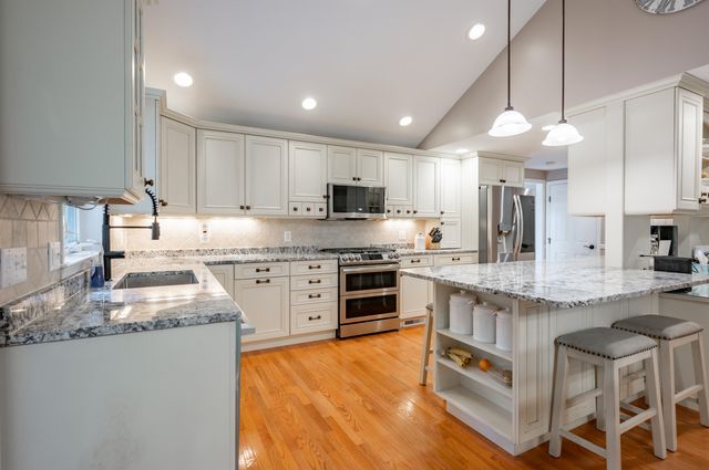 10 Melba Drive, Hudson, NH 03051