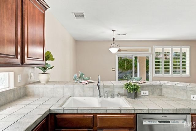 2401 Snowdrop Drive, Bakersfield, CA 93311