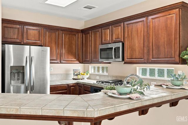 2401 Snowdrop Drive, Bakersfield, CA 93311