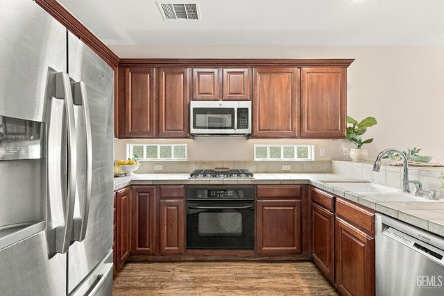 2401 Snowdrop Drive, Bakersfield, CA 93311