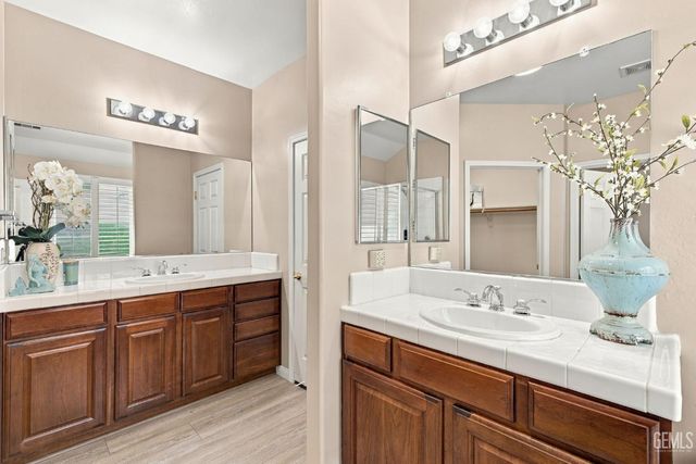 2401 Snowdrop Drive, Bakersfield, CA 93311