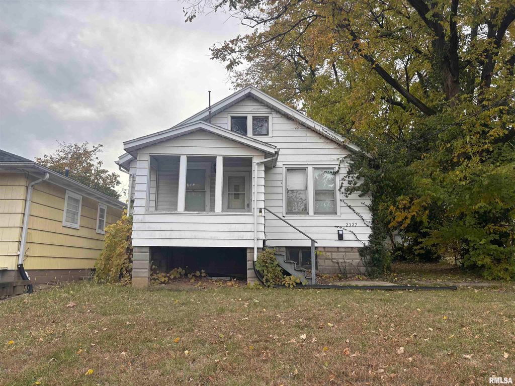 2327 N FLORA Avenue, Peoria, IL 61604