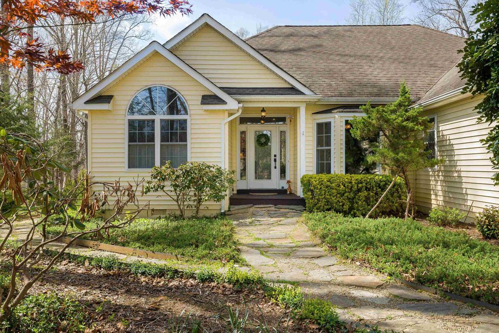 553 HIDDEN VALLEYS RD, Palmyra, VA 22963