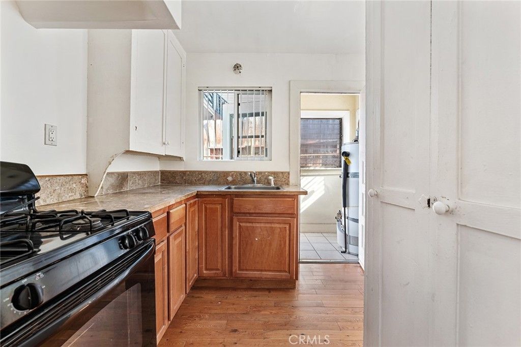 Image 13 of property listing at 272 S Burlington, Los Angeles, CA 90057