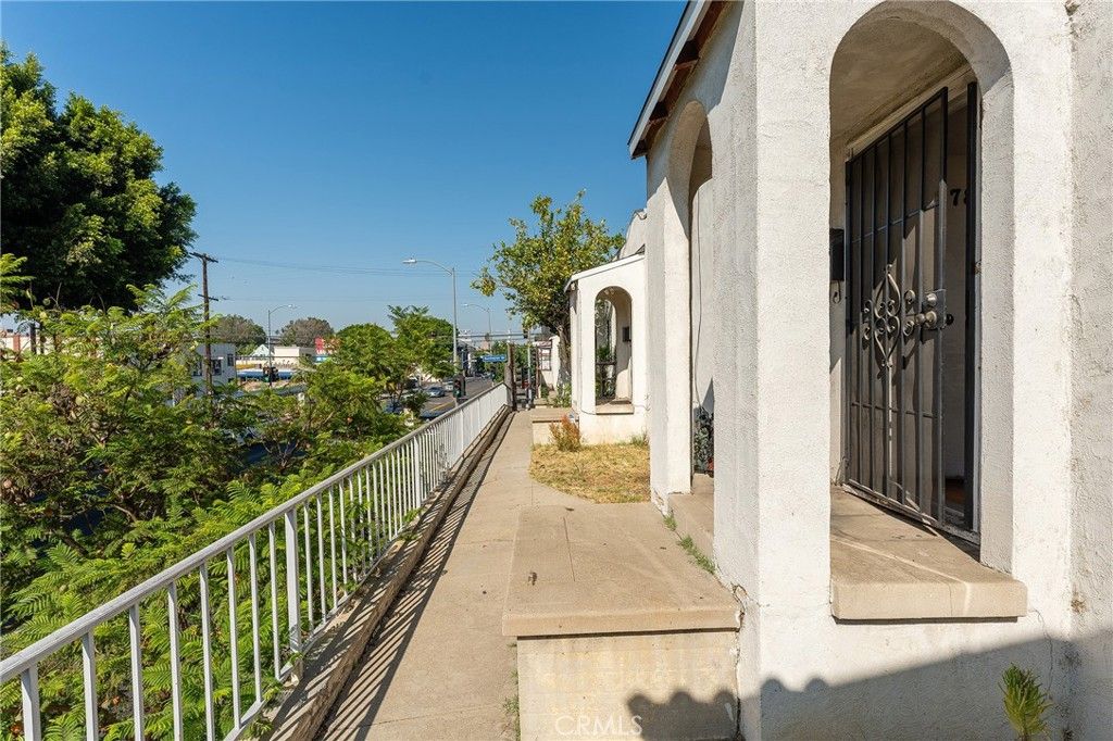 Image 8 of property listing at 272 S Burlington, Los Angeles, CA 90057