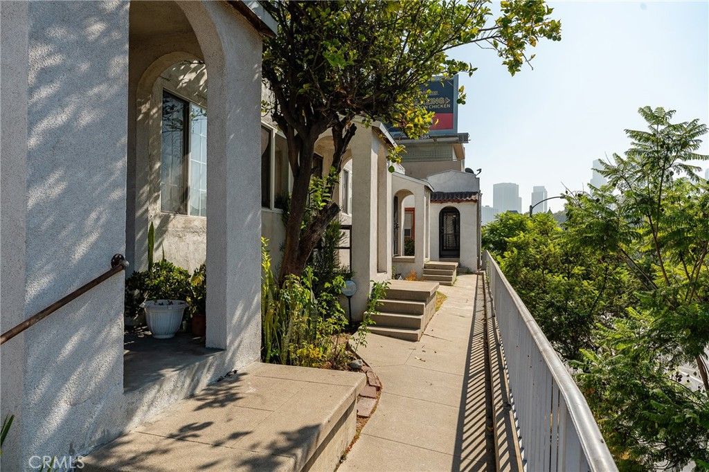 Image 9 of property listing at 272 S Burlington, Los Angeles, CA 90057