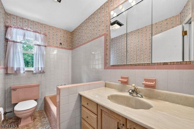 105 VICTORIA DRIVE, Clark Twp., NJ 07066