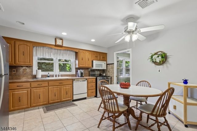 270 Midwood Rd, Paramus Boro, NJ 07652
