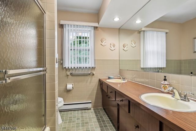 270 Midwood Rd, Paramus Boro, NJ 07652