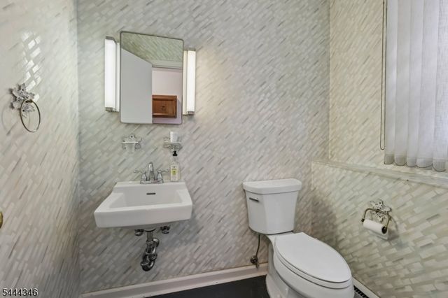 270 Midwood Rd, Paramus Boro, NJ 07652