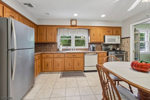 270 Midwood Rd, Paramus Boro, NJ 07652