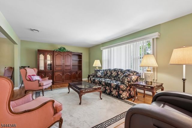 270 Midwood Rd, Paramus Boro, NJ 07652