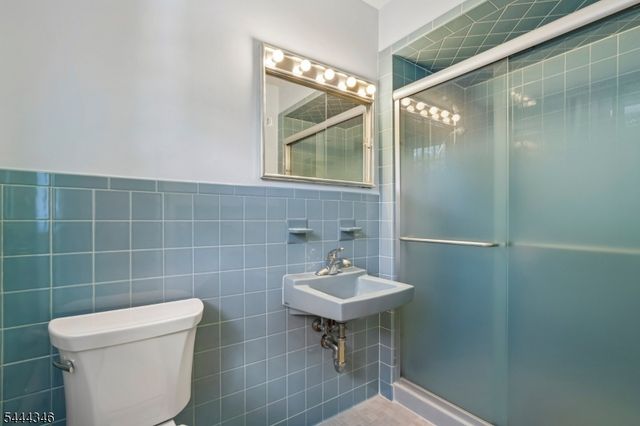 270 Midwood Rd, Paramus Boro, NJ 07652
