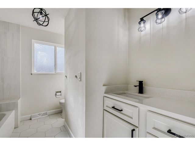 281 W Acoma Dr, Littleton, CO 80120