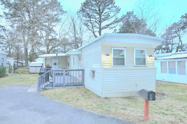 525 Riverleigh Ave C7, Riverhead, NY 11901