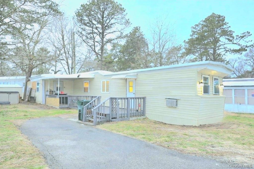525 Riverleigh Ave C7, Riverhead, NY 11901