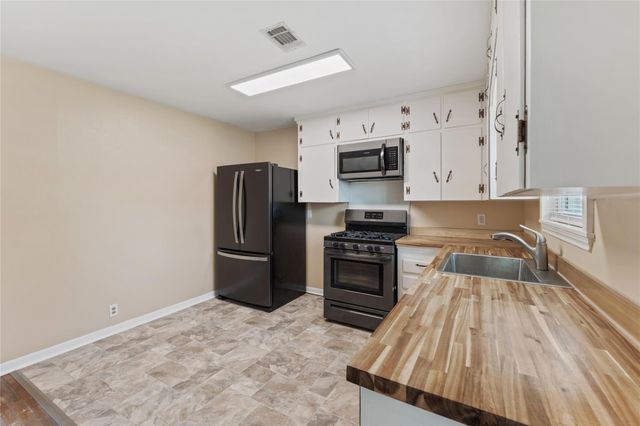 511 Jones Road, Highlands, TX 77562