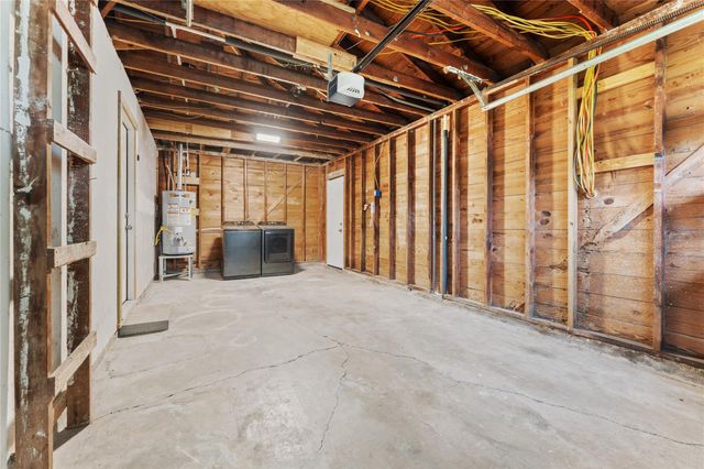 511 Jones Road, Highlands, TX 77562