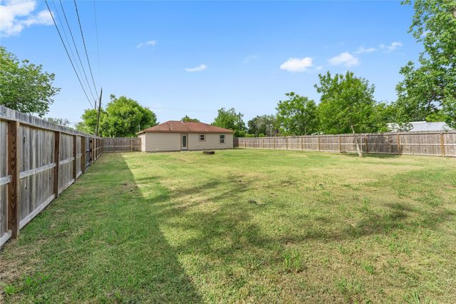 511 Jones Road, Highlands, TX 77562