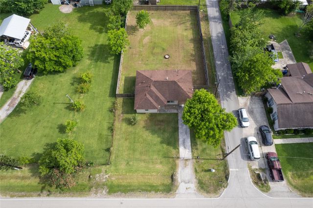 511 Jones Road, Highlands, TX 77562
