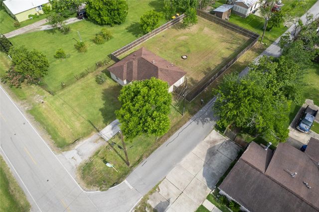 511 Jones Road, Highlands, TX 77562