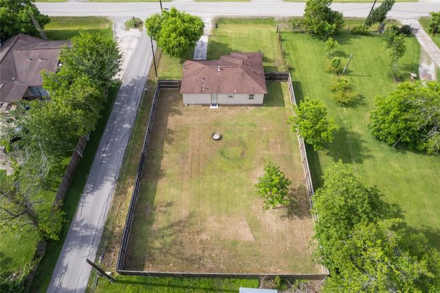 511 Jones Road, Highlands, TX 77562