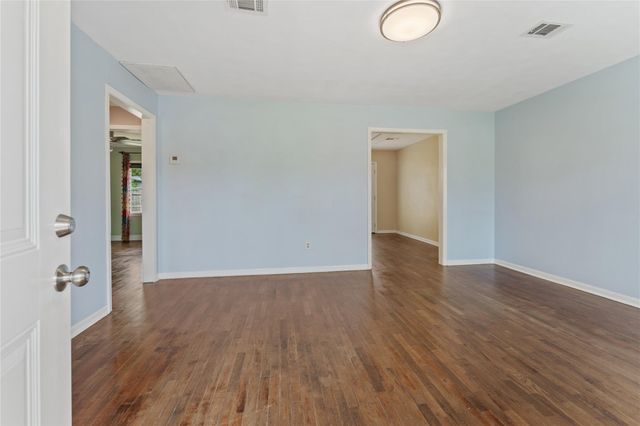511 Jones Road, Highlands, TX 77562