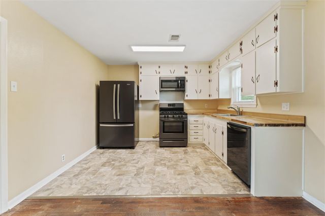 511 Jones Road, Highlands, TX 77562